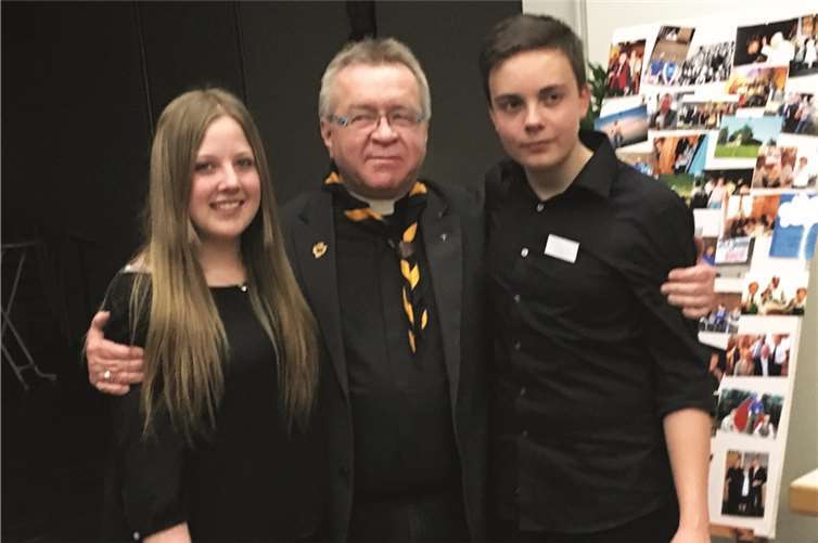 Ein glücklicher Pastor mit seinen zwei Adjutanten Vanessa und Tim.