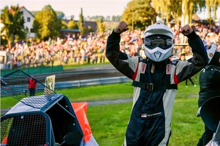 Ein glücklicher Sieger Junis Holzleitner. Foto: Chrissi Kandels