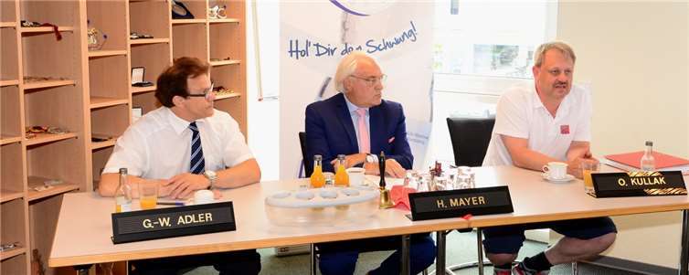 Ein glücklicher Tag für viele Vereine und auch die RKK und AKK. Die bundesgesetzlicheRegelung von 1989 bleibt bestehen. V.li. Gerd Walter Adler (Geschäftsführer RKK), Hans Mayer (Präsident Geschäftsführer RKK) und Olav Kullak (Zugmarschall AKK). Fotos: Udo Stanzlawski