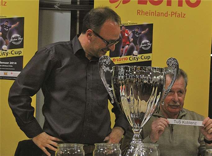 Ein glückliches Händchen hatte Frank Zwanziger bei der Auslosung zur 19. Auflage des City-Cups 2015. -TH-
