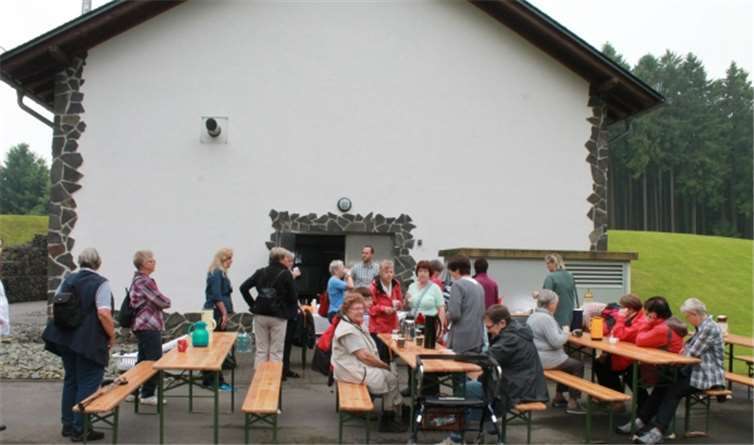 Ein gnädiger Wettergott machte das Frühstück im Freien möglich. privat