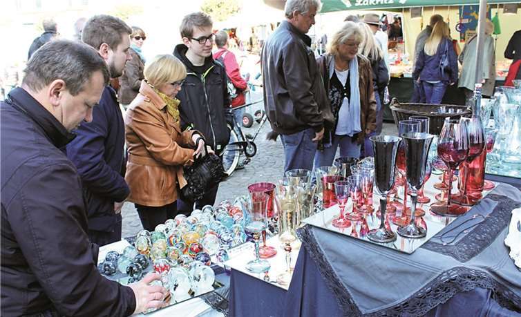 Ein reichhaltiges Angebot sorgte für Kurzweil Ein goldener Oktobersonntag lockte tausende Besucher auf den Kunsthandwerkermarkt, wo u.a. gläserne, im dunklen leuchtende Traumkugeln bewundert werden konnten. -DL-