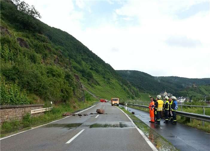 Ein größerer Felsabgang blockiert die L98. Fotos: Polizei