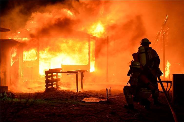 Ein größeres Gartenhaus und ein nahegelegener Schuppen brannten.