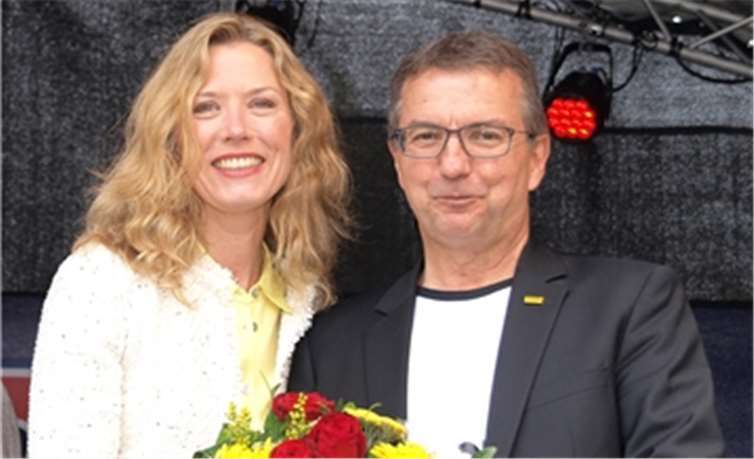 Ein großartiges Fest und Lottofee Franziska Reichenbacher gratulierte dem Lotto-Geschäftsführer Jürgen Häfner mit einem Blumenstrauß.