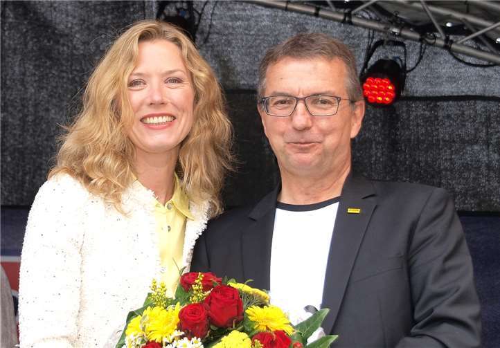 Ein großartiges Fest und Lottofee Franziska Reichenbacher gratulierte dem Lotto-Geschäftsführer Jürgen Häfner mit einem Blumenstrauß.