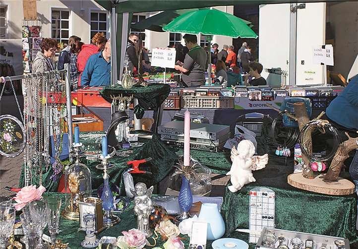 Ein großer Flohmarkt lockte Schnäppchenjäger.