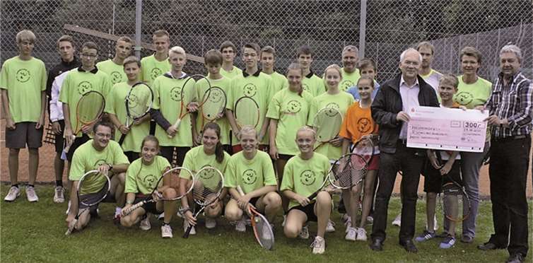 Ein großer Scheck über 300 Euro überreichte Heinz Dieter Stein, Vorsitzender des Vereins der Freunde und Förderer der Kinder- und Jugendarbeit in Swisttal e.V. an Dr. Robert Datzer, Schatzmeister des TC SW Heimerzheim.privat