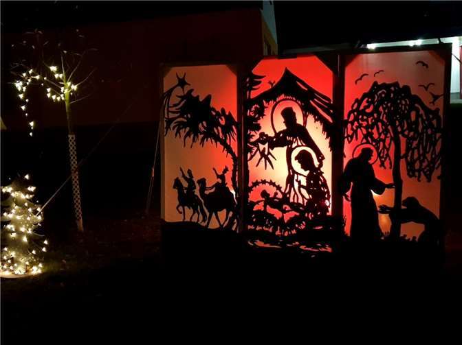 Ein großer Scherenschnitt, bunt beleuchtet, wies auf Weihnachten hin. Fotos: privat