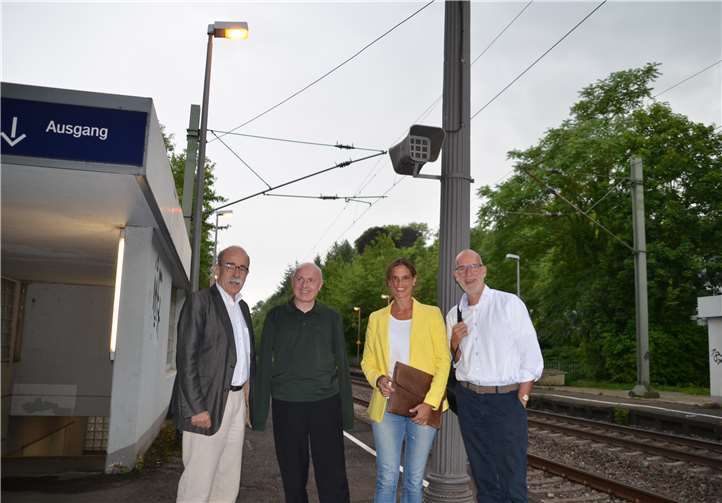 Ein großer Schritt Richtung Rechtssicherheit: Im vorläufigen Netzfahrplanentwurf, der dann ab Dezember als Fahrplan gilt, ist der Halt Oberwinter wieder drin. Die FDP-Politiker (v.re.) Jürgen Preuß, Christina Steinhausen, Ulrich van Bebber und Matthias Bertram freuen sich, dass Oberwinter wieder als Halt fest eingeplant ist, und die Züge nach Fertigstellung der Baustelle auch tatsächlich wieder in Oberwinter halten. Foto: FDP-Remagen