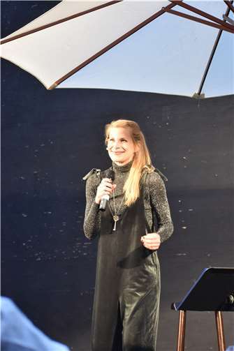 Ein großer Sonnenschirm sorgte dafür, dass Rosaly Oberste-Beulmann trotz Nieselregen ihre Reise durch die Welt der Schlager trocken präsentieren konnte.