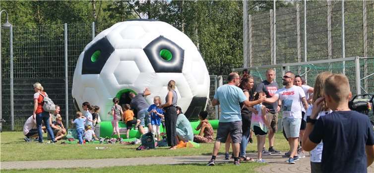 Ein großer Spaß für alle kleinen Besucher des Sommerfestes: die Hüpfburg im Fußballformat. Fotos: ADE