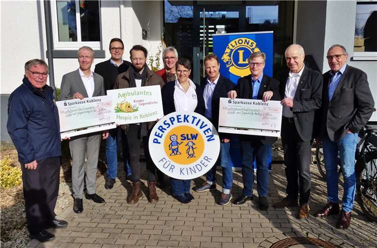 Ein großer Spendenbetrag, der zwei gemeinnützigen Organisationen viel ermöglicht: v.li. Peter Bäsch (LC Vallendar), Tim Schwarzburg (LC Koblenz-Rhein/Mosel), Marco Degen ( SLW Koblenz e.V.), Daniel Liefke (Ambulantes Kinder- und Jugendhospiz Koblenz e.V.), Konrad Hähn (LC Koblenz), Margit Seinsche (SLW Koblenz e.V.), Dr. Tim Kalchthaler (LC Koblenz-Rhein/Mosel), Ralph Puchta (LC Koblenz Sophie von La Roche), Jürgen Scholz (LC Vallendar) und Clemens Rouget (LC Vallendar). Foto: Marcus Kneip, Koblenzer Hospizverein e.V.