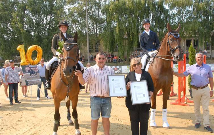 Ein großer Tag für Marina Röhrig aus Mülheim-Kärlich (links) und Christian Alsdorf aus Neuwied (rechts).Für zehn S-Siege im Springen beziehungsweise der Dressur wurde den jungen Reiterndas Goldene Reitabzeichen verliehen. Fotos: KER