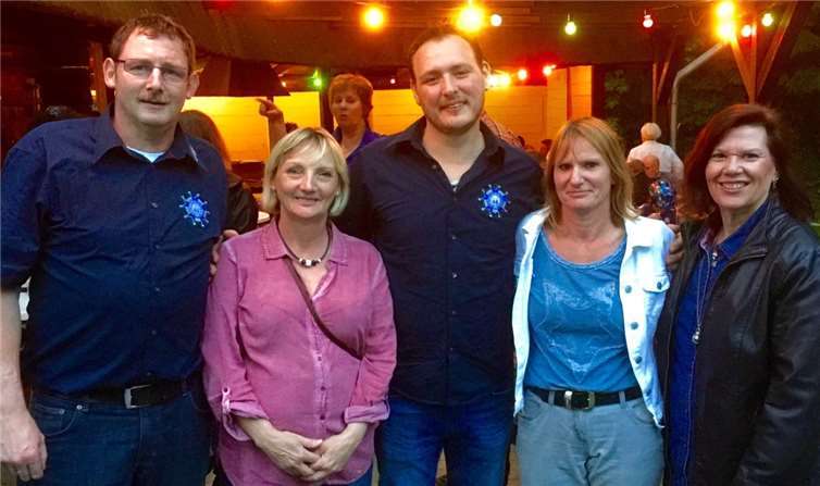 Ein großer Teil des Vorstands (von links): Martin Orawetz (Zweiter Vorsitzender), Schriftführerin Maria Hellmayer, Kommandant und Vorsitzender Marcus Zimmermann,Andrea Henze (Betreuerin der Tanzgruppe) und Schatzmeisterin Roswitha Brockhaus.