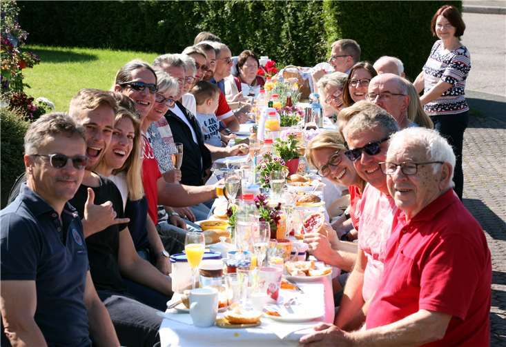 Ein großer Tisch für jede Menge hungrige Frühstücker.