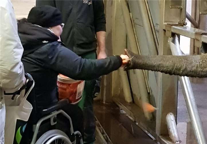Ein großer Wunsch wurde wahr: Claudia Severin konnte im Zoo die Elefanen füttern.Fotos: Hospiz im Ahrtal