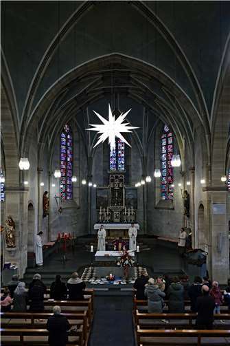 Ein großer weißer Stern erweckte in der Pfarrkirche St. Johannes d.T. in Adenau die Aufmerksamkeit der Besucher der heiligen Messe zum 1. Advent.  Foto: Werner Dreschers