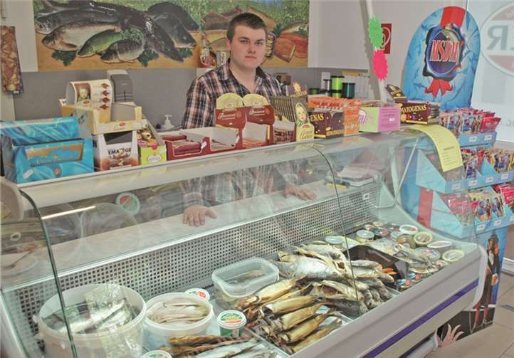 Ein großes Angebot an Räucherfisch und frischem Hering präsentiert Alexander Bauer in seinem Geschäft. BL