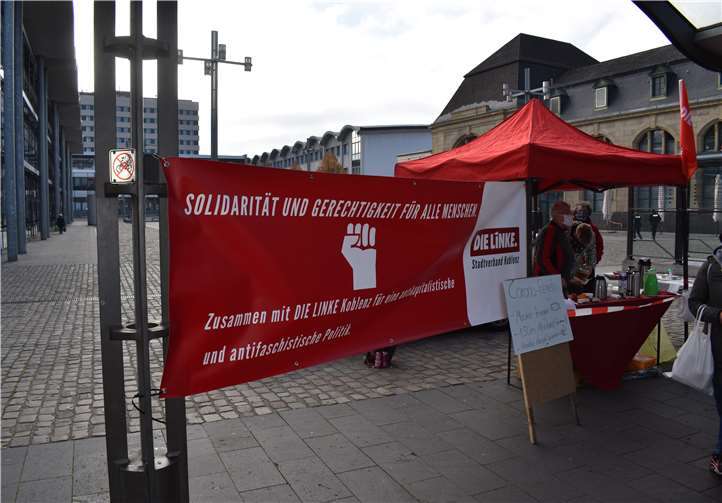 Ein großes Banner weist auf die Aktion hin.