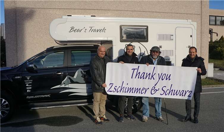 Ein großes „Dankeschön“ an Zschimmer & Schwarz bei der offiziellen Vorstellung des fertigen Campingfahrzeugs: Projektinitiator Enrico Allara (dritter von links) mit den Geschäftsführern von Zschimmer & Schwarz Italiana Dr. Fabrizio Guala, Stefano Ferrigato und Dr. Giorgio Mosso (v. l.).  Foto: Zschimmer & Schwarz
