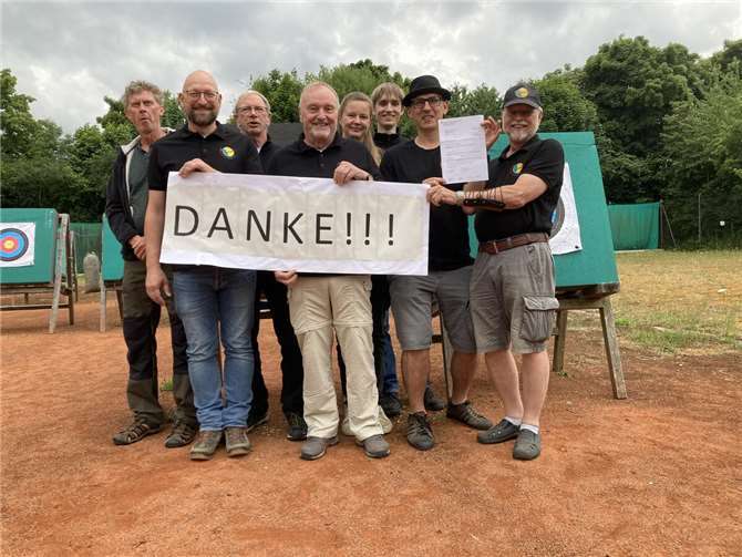 Ein großes Dankeschön an die Kreissparkasse Köln für die aktuelle finanzielle Unterstützung der Fortbildungsmaßnahmen des Bogenschützen Rheinbach e.V. Im Bild einige (auch angehende ) Übungsleiter sowie die Vorstände Dieter Heil (Mitte) und Christoph Plautz mit dem Förderbescheid (2. v.r.). Foto: privat