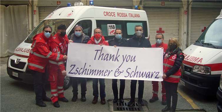 Ein großes „Dankeschön“ vom Roten Kreuz in Vercelli an Zschimmer & Schwarz; v. l.: Maurizio Belluati, Carlo Albricci, Dr. Fabrizio Guala (Geschäftsführer Zschimmer & Schwarz Italiana), Dr. Mauro Olivero (Präsident Rotes Kreuz Vercelli), Dr. Giorgio Mosso (Geschäftsführer Zschimmer & Schwarz Italiana), Stefano Ferrigato (Geschäftsführer Zschimmer & Schwarz Italiana), Giovanni Salaris und Maria Teresa Calcaterra.