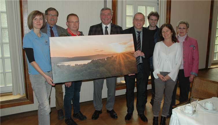 Ein großes Dankeschön wurde dem langjährigen Vorstandsmitglied Thomas Schäfer ausgesprochen – wo passender, als in seiner langjährigen Wirkungsstätte Maria Laach! Der Vorstand und Klaus Bell (Vorsitzender des Zweckverbands Vulkanregion Laacher See) überreichten u.a. ein auf Leinwand gezogenes Panoramafoto mit Sonnenaufgang am Laacher See. Foto: privat