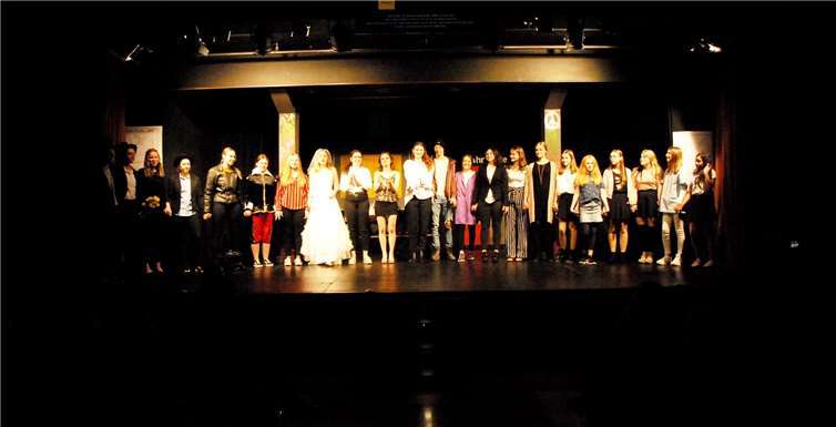 Ein großes Ensemble war beteiligt an der Komödie mit 15 Stationen, die Aktivender Theater AG des Dierdorfer Gymnasiums ernteten für ihr Spiel großen Applaus. Fotos: KER