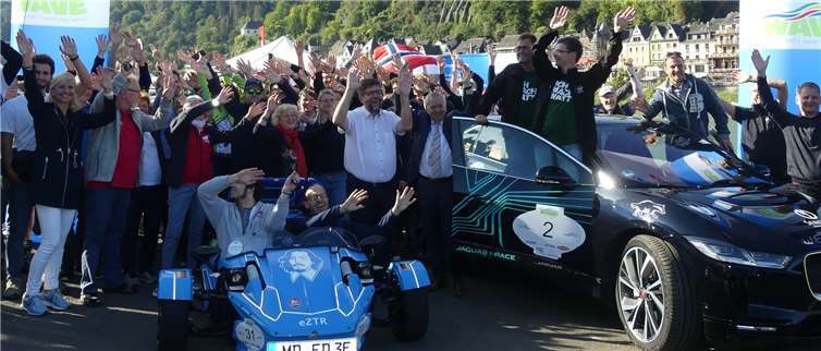 Ein großes Hallo gab es bei der Ankunft der E-Wave „Sunshine Tour“ am Cochem-Conder Hafen.