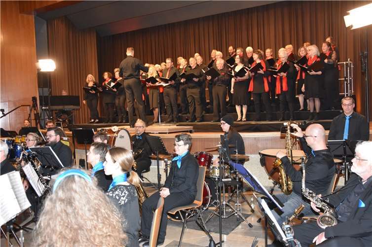 Ein großes Konzert mit vielen Emotionen und 100 Stimmen begeisterte die Gäste beim Jubiläumskonzert der „Fidelia Wormersdorf“. Fotos: EICH