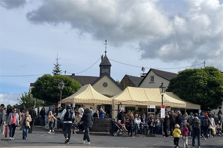 Ein großes Kuchenbuffet und der Duft der Grillwürstchen lockt die Besucher zum Marktcafé vor der Kapelle.