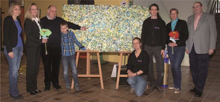 Ein großes Leinwandbild mit 3.333 Kinder-Farbklecksen für eine großartige Charity Aktion des Tollitätenpaares. Fotos: US
