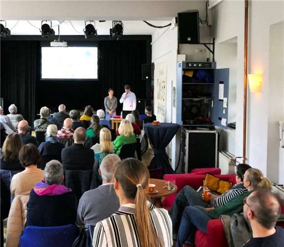 Ein großes Publikum ließ sich von dem Autorenpaar mit auf eine Reise nehmen. Foto: Georg Wolf