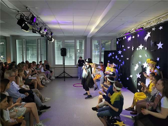 Ein großes Publikum wusste die Klasse 5a mit ihrem Musical „Leben im All“ zu begeistern.  Foto: Martin Schmitt