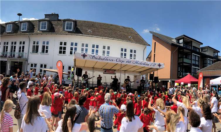 Ein großes Schulfest zum Geburtstag lockte viele Besucher an.  Privat