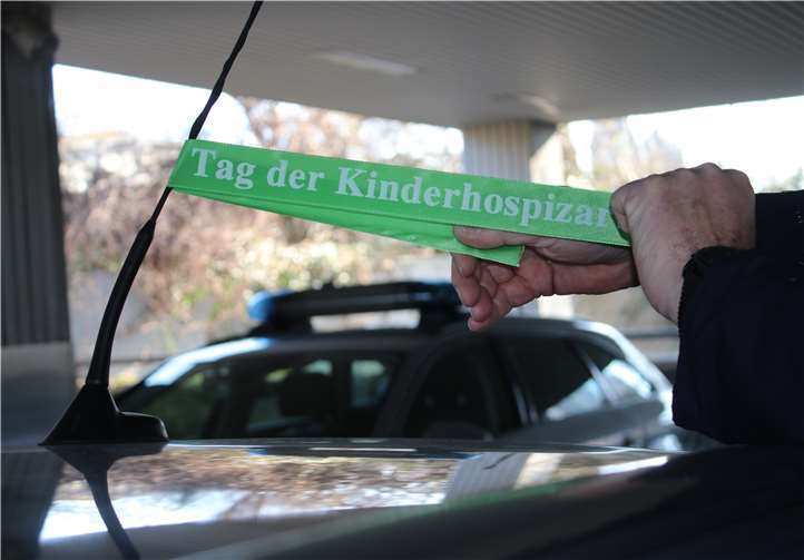 Ein grünes Band an den Streifenwagen der Polizei Koblenz soll auf den Tag der Kinderhospizarbeit aufmerksam machen. Foto: Polizei