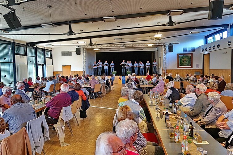 Ein gut besuchtes Bürgerhaus beim Seniorenfest in Miesenheim