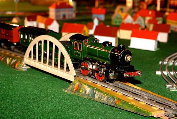 Ein gut erhaltenes Gefährt passiert eine Brücke. Foto: Herbert Reinthal