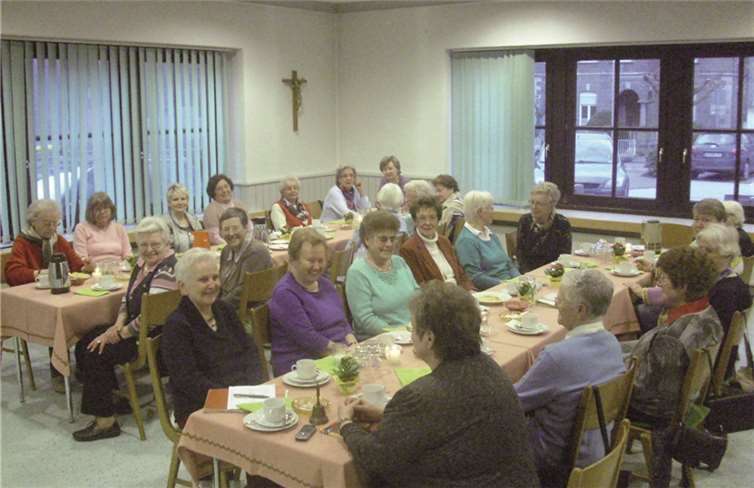 Ein gut gefüllter Saal beim Waffelessen der Brohler Frauengemeinschaft.privat