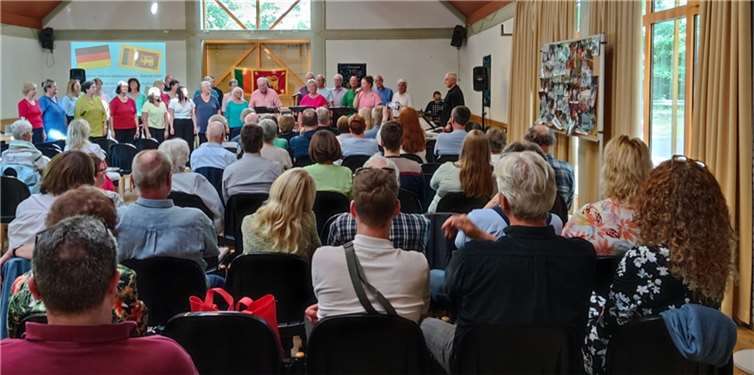 Ein gut gefüllter Saal im Bürgerhaus Block mit aufmerksamen Zuhörer/innen  Foto: Freundeskreis Neuwied-Matara e. V.