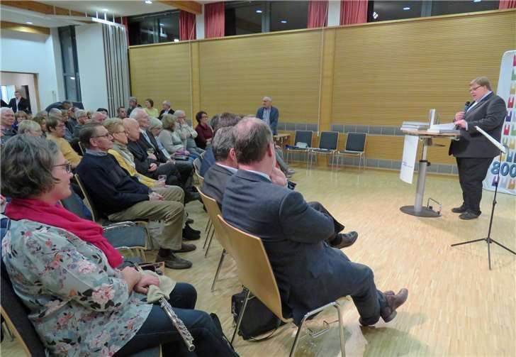 Ein gut gefülltes Pfarrheim zeigte das öffentliche Interesse an der Buchvorstellung.Fotos: MKA