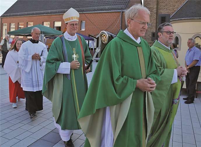 Ein gut gelaunter Erzbischof auf dem Weg in die Kirche