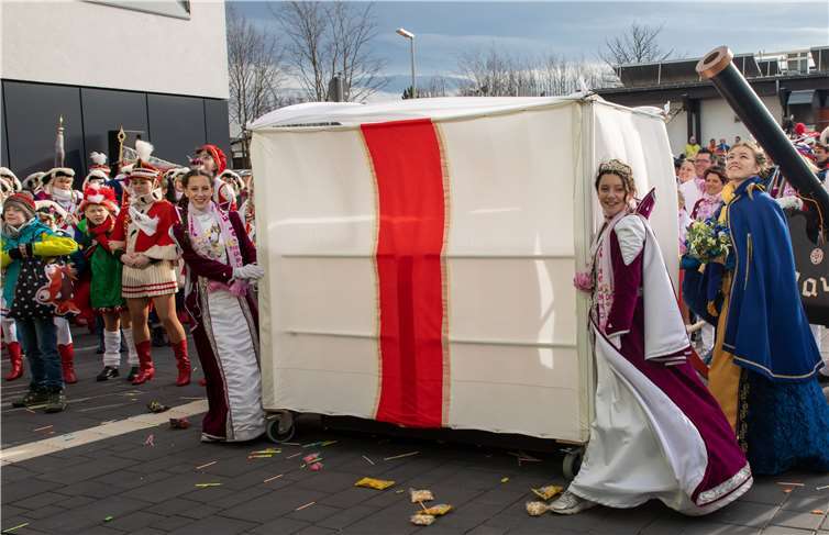 Ein gut verhülltes Geschenk rollten die jungen Majestäten heran.