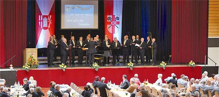 „Ein guter Gesang wischt den Staub vom Herzen“, heißt ein schönes Zitat. Der gastgebende MGV Cäcilia 1847 Mülheim bewies mit seinen Liedbeiträgen, dass der Traditions-Chor alles andere als Staub angesetzt hat. GH