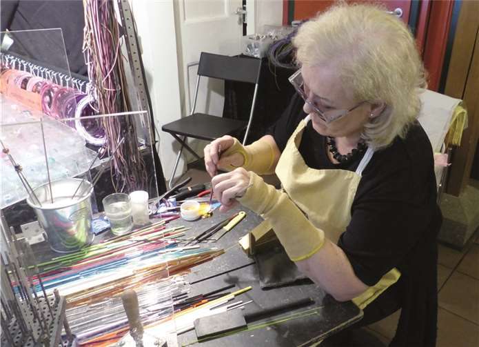 Ein gutes Auge und eine ruhige Hand sind nötig, um das zerbrechliche Glas in kleine Kunstwerke zu verwandeln, zu sehen im Himmeroder Hof.