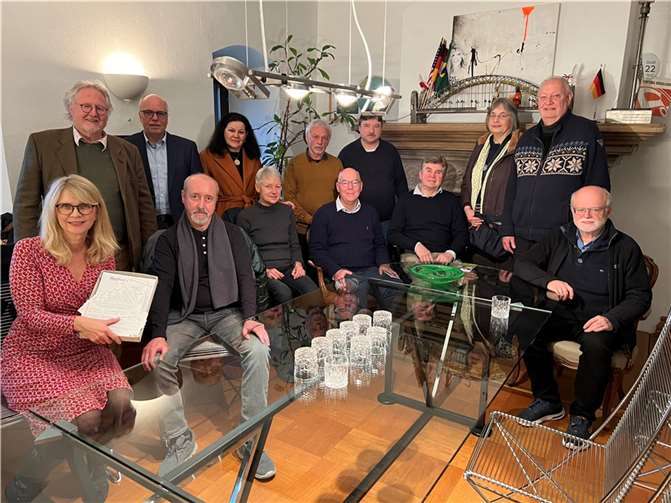 Ein gutes Dutzend der Freunde der Burg beim Zählen der 2000 Unterschriften mit Petra Vieten (li.). Foto: privat