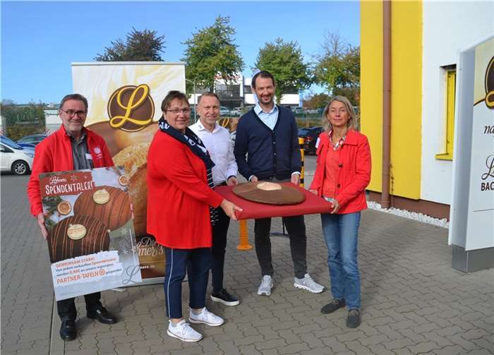 Ein gutes Stück vom Kuchen gibt es auch für unsere Tafeln. Beim Anschnitt des Spendentalers dabei waren (von links) Werner Steffens, Mary Witsch, Helmut Moll, Marc Kranz und Margret Marxen-Ney.  Foto: E.T. Müller