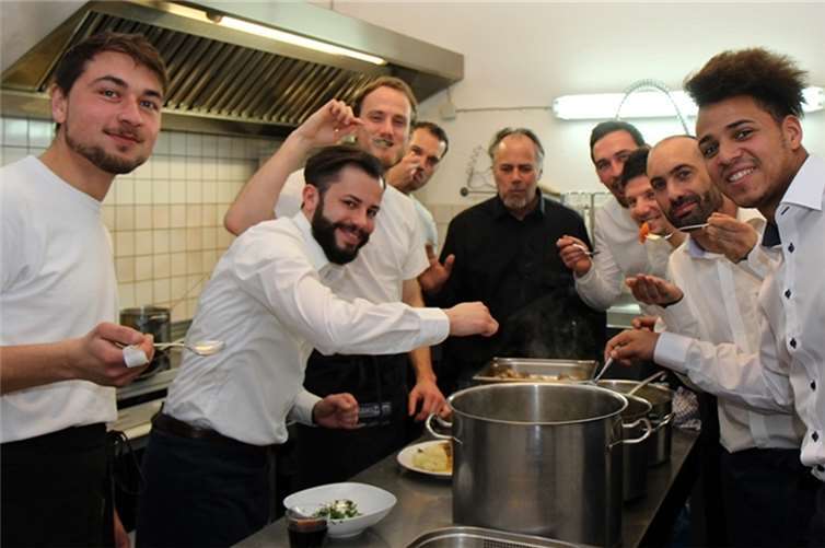 Ein gutes Zeichen: nachdem der Hauptgang „raus“ ist, langen Küchencrew und Servicecrew selbst herzhaft zu. Auf dem Bild fehlt Küchencoach Jörg Walther. -WW-Willi Willig