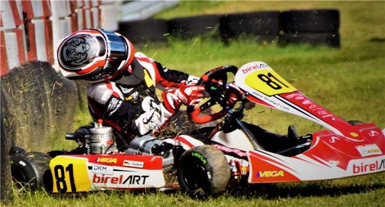 Ein harter Einschlag in die Mauer beendete die Hoffnungen auf einen Sieg im zweiten Rennen.